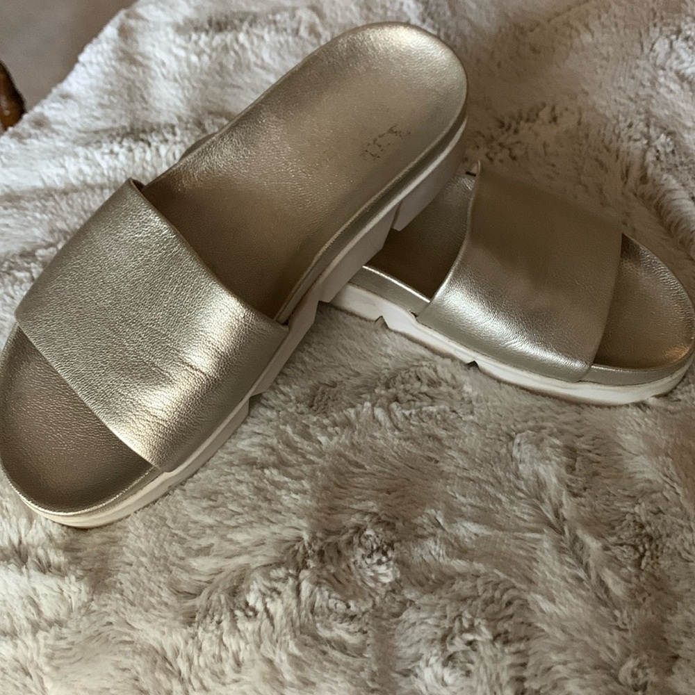 Stuart Weitzman 7 gold slides good condition
